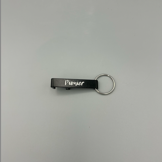 Pionier Flaschenöffner – Offizielles Fabrice Richter-Reichhelm Merchandise