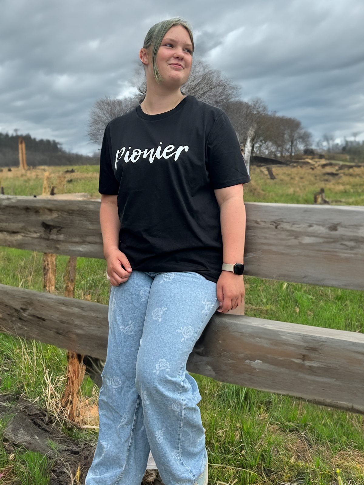 Isabella trägt das schwarze Pionier-Shirt – Merchandise für den Musiker Fabrice Richter-Reichhelm